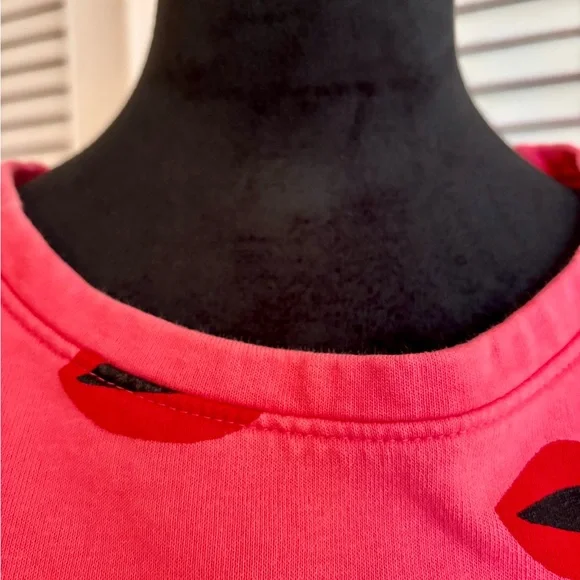 Graphic Lips French Terry Top - Picture 4 of 6